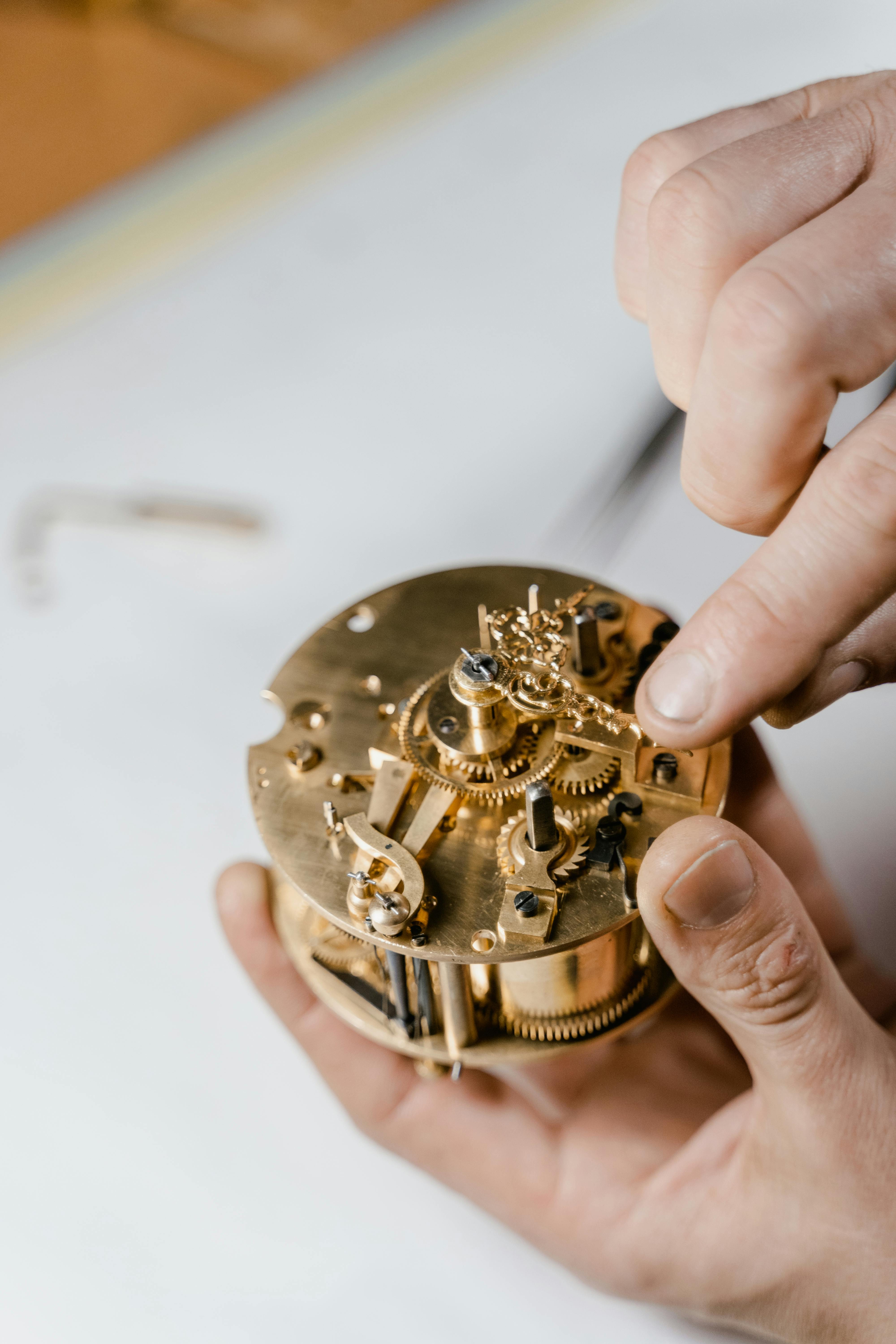 Horloger réparant un mouvement automatique sous loupe